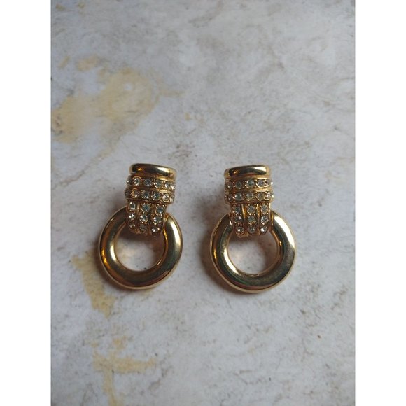 Vintage E Pearl Gold Tone Door Knocker Hoop Earrings Estate Jewelry - Picture 1 of 8